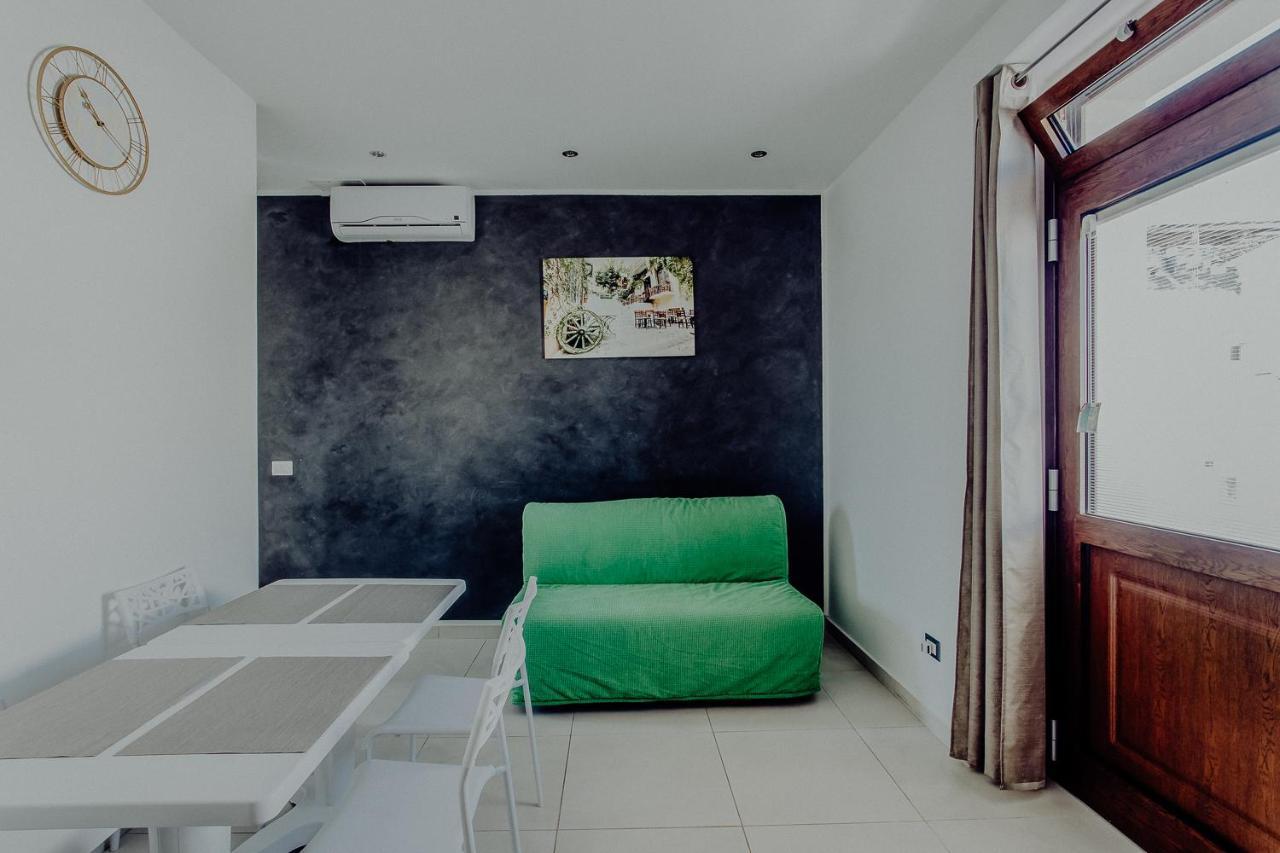 Fantasia House Apartment Monopoli Bagian luar foto