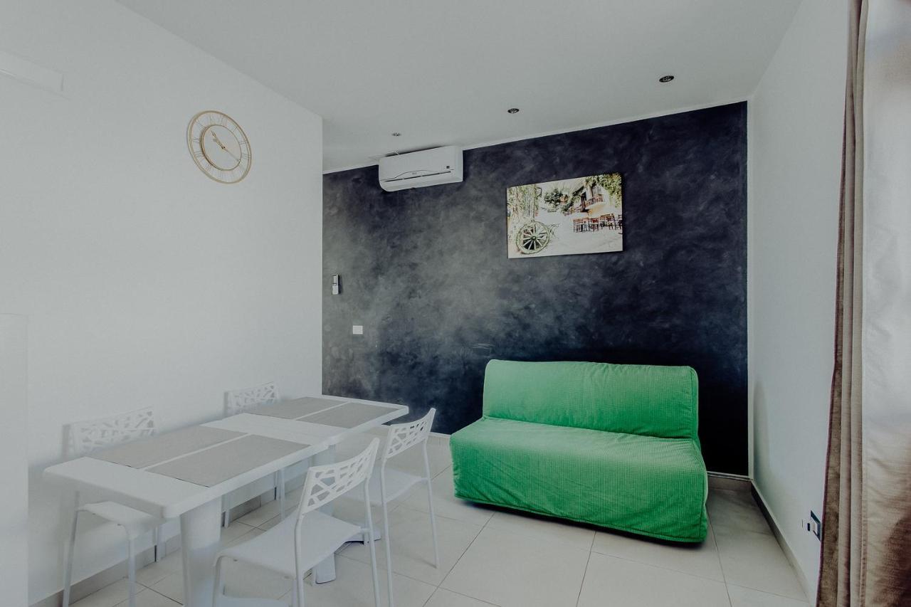 Fantasia House Apartment Monopoli Bagian luar foto
